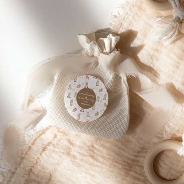 Sticker Rond Un lapin est sur le chemin Brown Baby shower neutr (Créateur téléchargé)