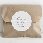 Sticker Rond Un mariage minimaliste simple en Merci<br><div class="desc">Ce simple et minimaliste remerciement mariage faveur classique collant rond est parfait pour un mariage moderne. Le design sobre et élégant présente une typographie de script classique et sophistiquée en noir et blanc. Faites de l'autocollant votre propre étiquette en incluant vos noms, l'événement (s'il y a lieu) et la date....</div>