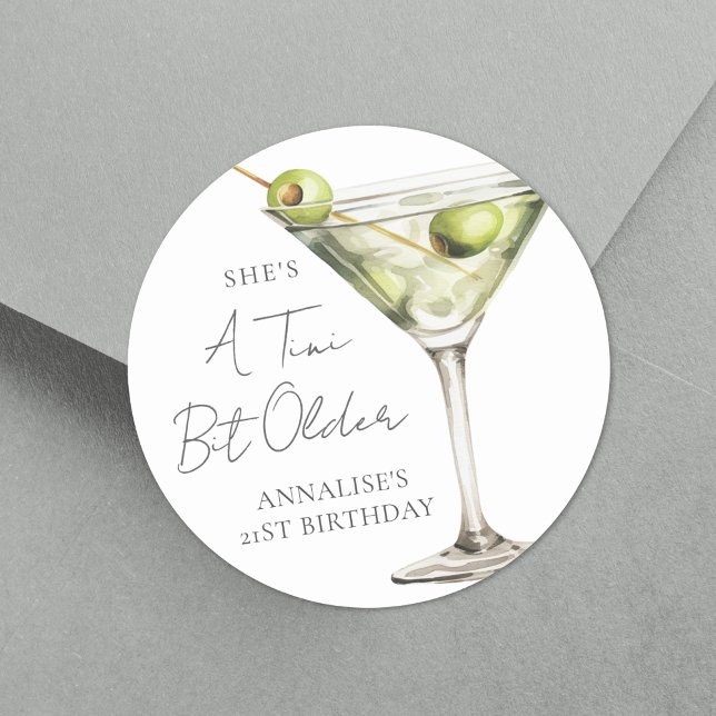 Sticker Rond Un Martini un peu plus vieux pour l'anniversaire (A Tini Bit Older Martini Birthday Classic Round Sticker)