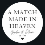 Sticker Rond UN MATCH FAIT DANS LE COEUR DU CIEL Mariages Match<br><div class="desc">Un Sticker Mariage classique en Merci noir avec "Un Match Made in Heaven" dans une police classique moderne et élégante. Vous pouvez facilement le personnaliser avec vos noms et date mariage.</div>