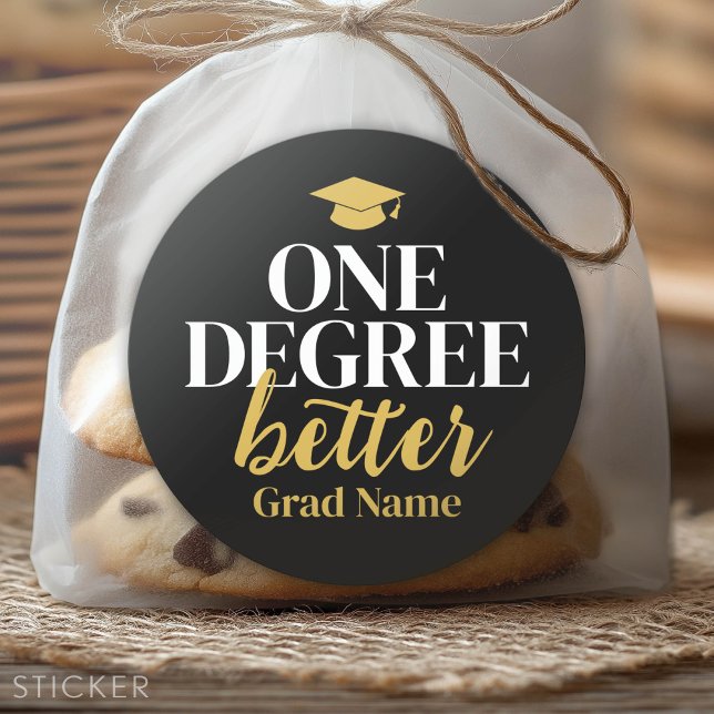 Sticker Rond Un meilleur degré - Nom et Casquette de grade - Or (Custom Graduation Sticker - Favor Stickers or Envelope Label)