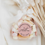 Sticker Rond Un Merci Doux Dusty Coeurs Roses Mariage Faveur<br><div class="desc">Mariage préférez les autocollants en rose poussiéreux avec un design typographique noir et des coeurs blancs. Baguettes de faveur de mariage mignonnes pour gâteries et bonbons avec un Merci doux dans un design de typographie magnifique. Mariage rose poussiéreux : des autocollants avec du texte noir et de petits coeurs blancs....</div>