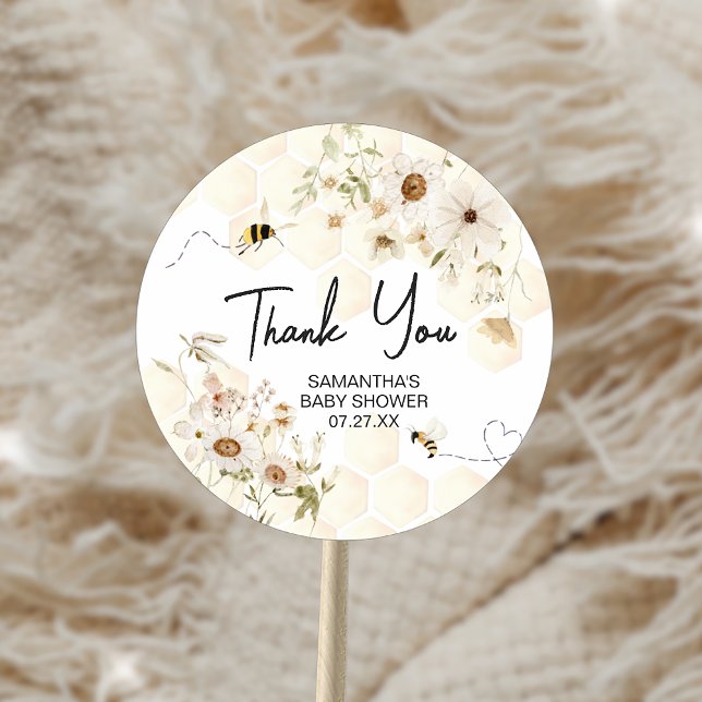 Sticker Rond Un petit Baby shower d'abeilles au miel (A Little Honey Bee Baby Shower Sticker)