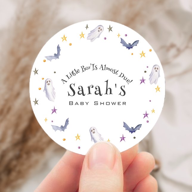 Sticker Rond Un Petit Bois Est Presque À Cause Du Baby shower D (A Little Boo Is Almost Due Halloween Baby Shower Classic Round Sticker)