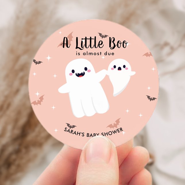 Sticker Rond Un Petit Boom Est Presque Un Fantôme De Baby showe (A Little Boo Is Almost Due Baby Shower Ghost Classic Round Sticker)