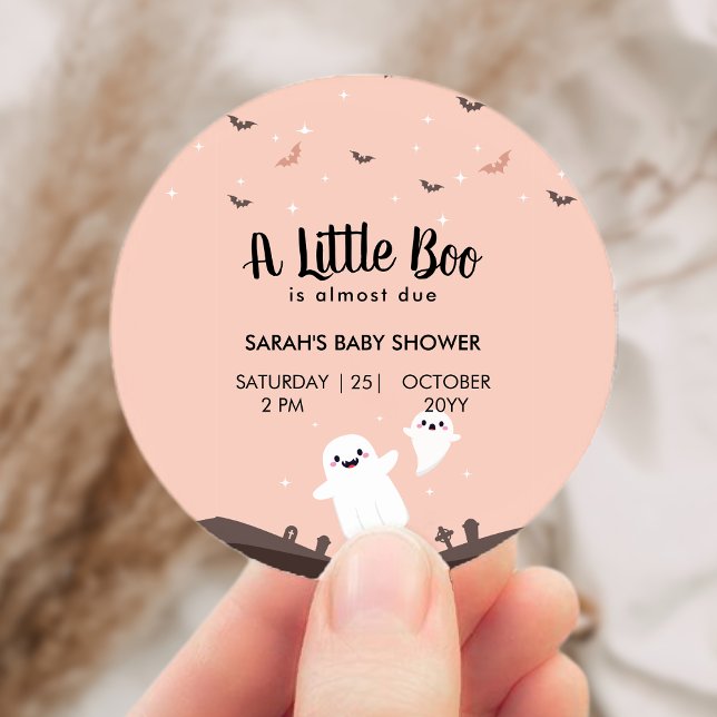 Sticker Rond Un Petit Boom Est Presque Un Fantôme De Baby showe (A Little Boo Is Almost Due Baby Shower Ghost Classic Round Sticker)