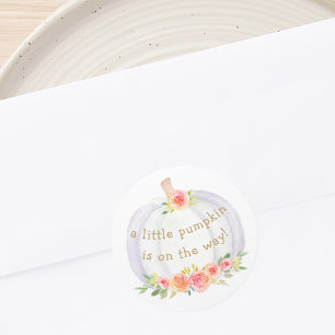 Sticker Rond Un Petit Citrouille se trouve sur le chemin Baby s