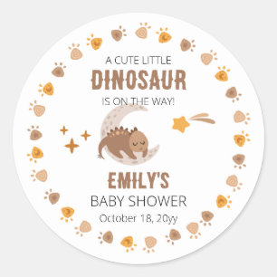 Sticker Rond Un Petit Dinosaure Mignonne Se Trouve Sur Le Chemi