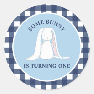 Sticker Rond Un petit lapin a un anniversaire bleu Gingham