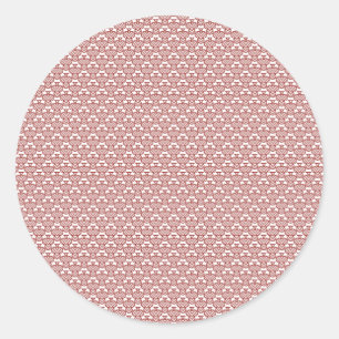 Sticker Rond Un tapis à motifs rouges et bruns repose sur