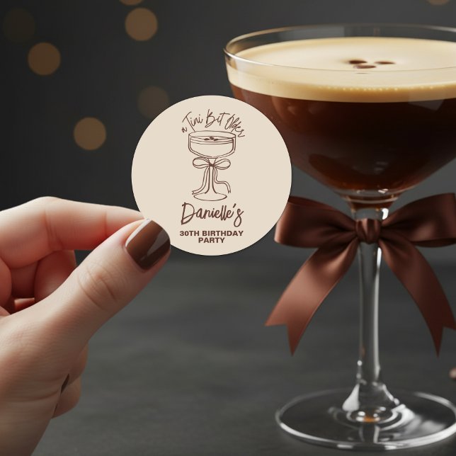 Sticker Rond Un Tini Bit plus vieux Espresso Martini 30e annive (Créateur téléchargé)