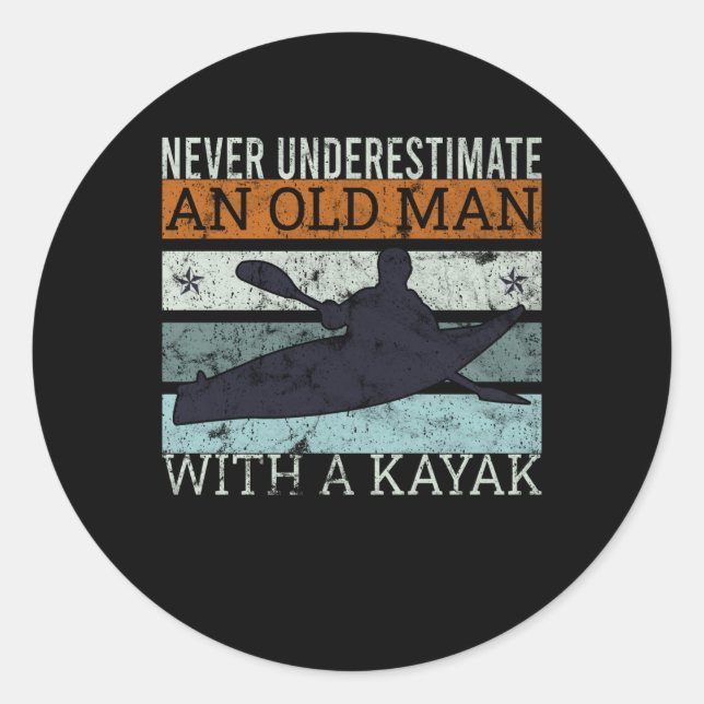 Sticker Rond Un Vieux Homme Avec Une Pagaie Kayak (Devant)