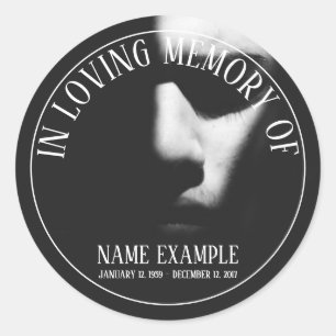 Sticker Rond Un visage endormi à mi-ombre