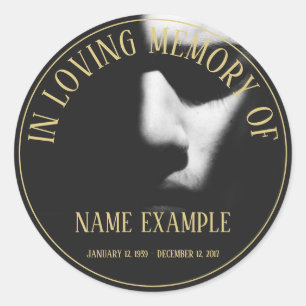 Sticker Rond Un visage endormi dans un demi-jour ombre classiqu