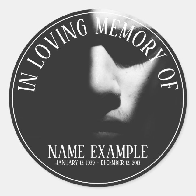 Sticker Rond Un visage endormi dans une demi-ombre (Devant)