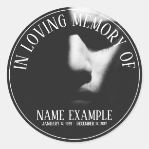 Sticker Rond Un visage endormi dans une demi-ombre