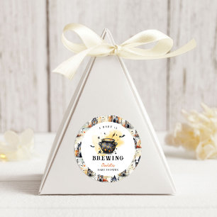 Sticker Rond Une Baby Shower Chaudron de Halloween 'Un bébé est