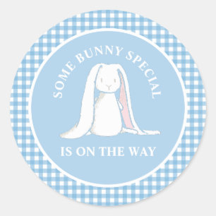 Sticker Rond Une baby shower « Some Bunny » à carreaux bleus