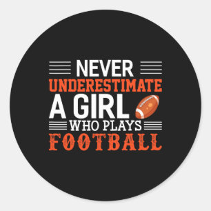 Sticker Rond Une Fille De Football Ne Sous-Estime Jamais Une Fi