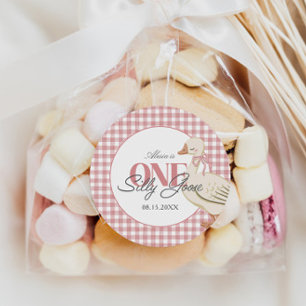 Sticker Rond Une fille d'oie sotte Cottagecore rose