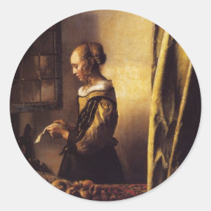 Sticker Rond Une fille lisant une lettre à une fenêtre ouvert