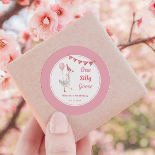 Sticker Rond Une fille rose d'oie sotte Anniversaire (Créateur téléchargé)