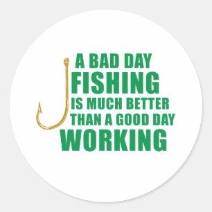 Sticker Rond Une Mauvaise Journée De Pêche Est Beaucoup Mieux