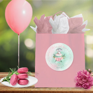 Sticker Rond Une Mignonne Petite Souris Est En Chemin Fille Bab