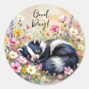 Sticker Rond Une mouffette adorable faisant la sieste dans des 