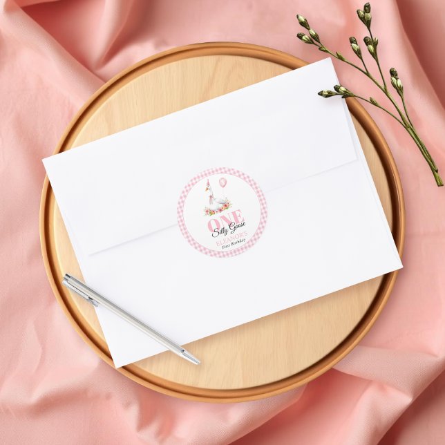 Sticker Rond Une oie idiote, rose en vichy 1er anniversaire de  (Créateur téléchargé)