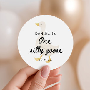 Sticker Rond Une oie sotte 1er fête d'anniversaire Favoriser