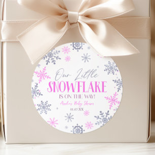 Sticker Rond Une petite fête de bébé hiver flocon de neige rose