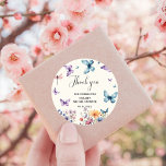 Sticker Rond Une vie de papillons Fête des mariées Merci<br><div class="desc">Capturez l'essence de l'amour éternel avec notre sticker de douche nuptiale enchanteur. De délicieux papillons flottent au milieu d'une prairie luxuriante de fleurs sauvages,  évoquant la beauté intemporelle du romantisme de la nature.</div>