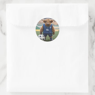 Sticker Rond Vache Amusante Des Highlands, Vêtue Pour Le Footba