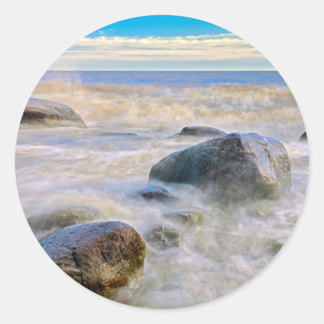 Sticker Rond Vagues se brisant sur les rochers du rivage (Devant)