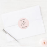 Sticker Rond Vanessa Blush Pink Mariage moderne<br><div class="desc">Autocollants de mariage modernes avec une disposition simple et minimale avec vos noms et une élégante esperluette dans un grand format. Le thème de couleur est rose et gris et peut être modifié dans l'outil d'édition de conception.</div>