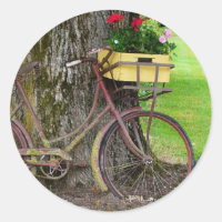Vélo ancien ancien avec panier à fleurs