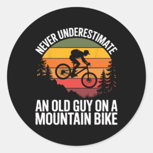 Sticker Rond Vélo en cyclisme N'estimez jamais un vieux sur un