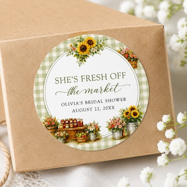 Sticker Rond Vert Gingham Rustique Elle est fraîche du marché (Rustic Green Gingham She's Fresh Off The Market Classic Round Sticker)
