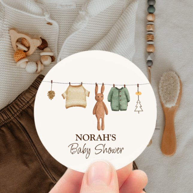 Sticker Rond Vêtements de garçon d'hiver Boho mini mignonne Bab (Cute Minimal Boho Winter Boy Clothes Baby Shower Classic Round Sticker)