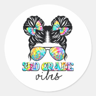 Sticker Rond Vibes de 3e année Messy Hair Bun Girl Ck To School