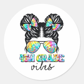 Sticker Rond Vibes de 4e année Messy Hair Bun Girl Ck To School