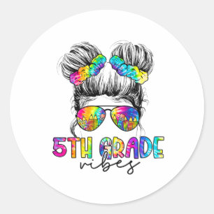 Sticker Rond Vibes de 5e année Messy Hair Bun Girl Ck To School