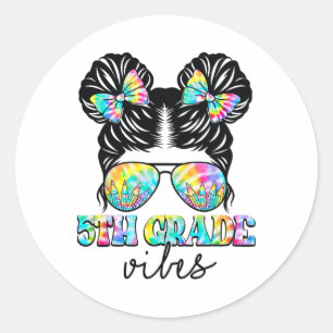 Sticker Rond Vibes de 5e année Messy Hair Bun Girl Ck To School