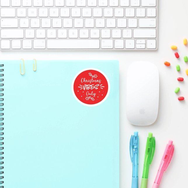 Sticker Rond Vibes de Noël seulement Typographie Rouge Blanc (Créateur téléchargé)