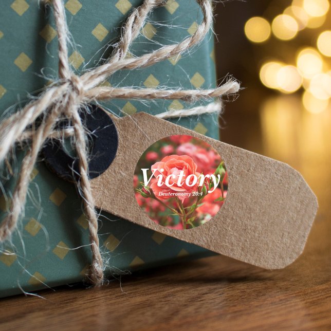 Sticker Rond Victoire Deutéronome 20:4 Verse Elégant Rose rose (Créateur téléchargé)