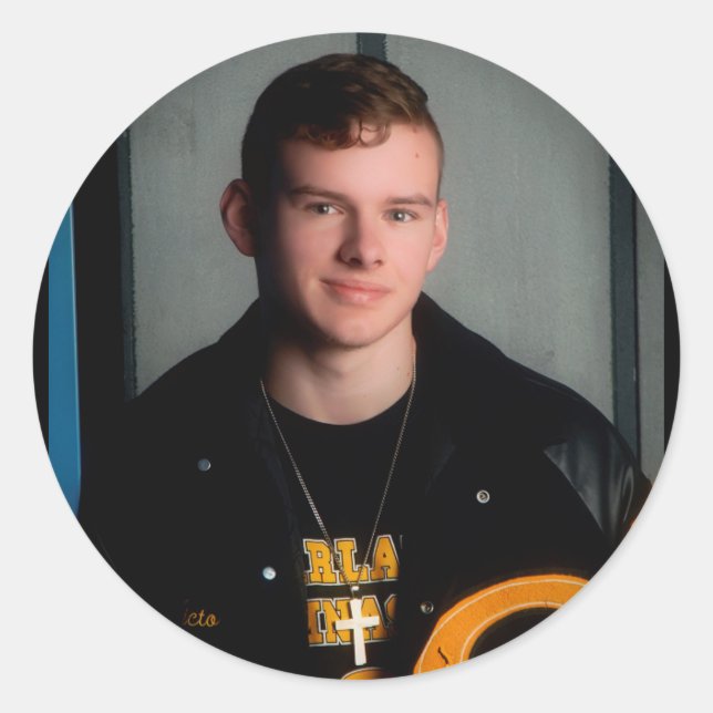 Sticker Rond Victor Jones dans sa veste de letteur (Devant)