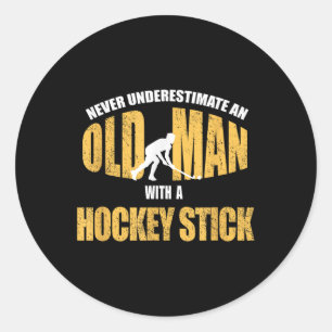 Sticker Rond Vieil Homme Avec Bâton De Hockey Drôle Joueur De H