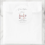 Sticker Rond Vino aquarelle avant Vows Faveurs<br><div class="desc">Cette élégante collection de douches nuptiales est parfaite pour les douches nuptiales à thème vinicole. Il a un script de calligraphie "Vino avant Vows" titre et des bouteilles d'aquarelle et des verres de vin rose et rouge.</div>