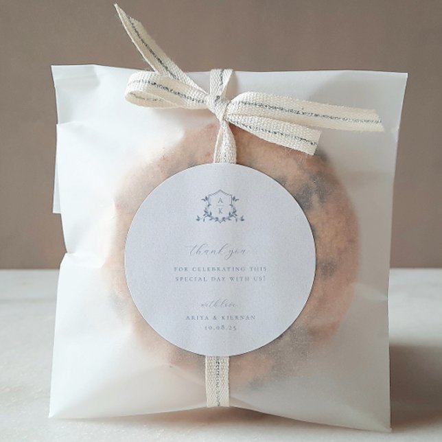 Sticker Rond Vins intemporels Dusty Blue Crest Mariage Monogram (Créateur téléchargé)